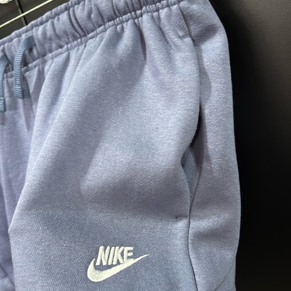 Nike Standard Fit Mid Rise, fleece lined,hip pockets,elastic drawcord waist,soft - Picture 2 of 9